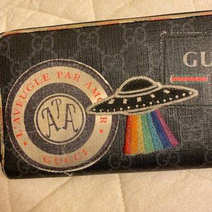 Authentic Gucci Night Courrier GG Supreme Wallet
